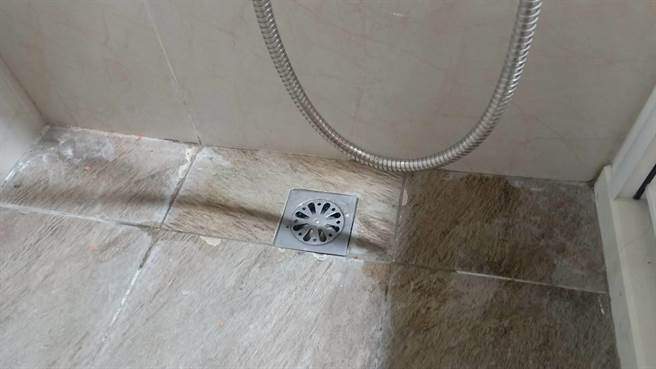 台東幸福住宅住戶浴室漏水，常常在未使用情形下出現小水灘。（民眾提供／蔡旻妤台東傳真）