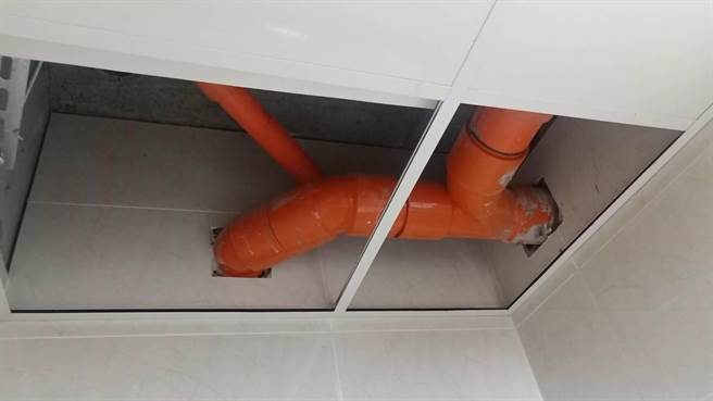 台東幸福住宅住戶天花板上輕鋼架日前經工人掀開查看遲遲未修繕。（民眾提供／蔡旻妤台東傳真）