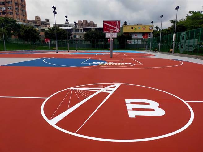 淡水区文中八篮球场以渔人码头地标图案为设计意象（淡水区公所提供／戴上容新北传真）
