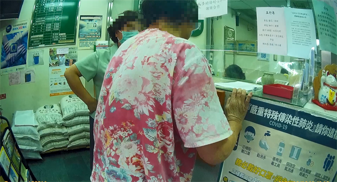 70歲陳姓老婦人，遭詐團佯稱親友要借錢，農會與警方合力拆穿騙局。（台中市警第二分局提供／張妍溱台中傳真）