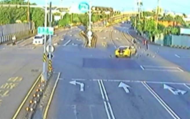 苗栗一名女騎士14日遭到違規闖紅燈的葉男撞飛，27日家屬放棄急救不治。（翻攝畫面／邱立雅苗栗傳真）