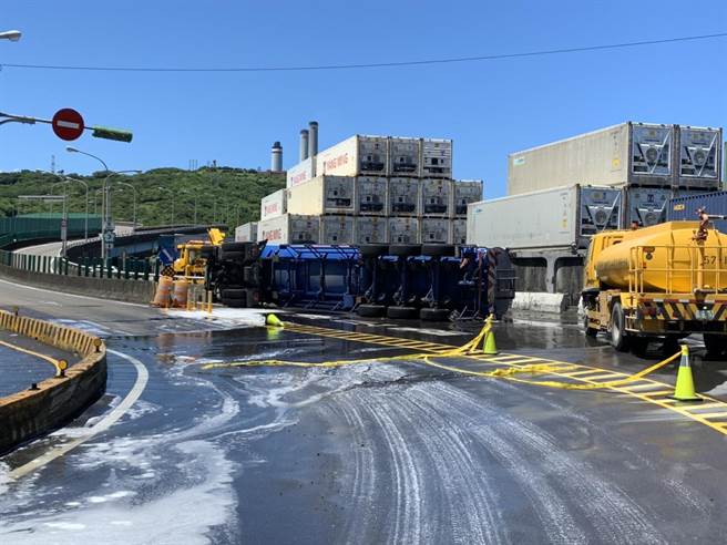 基隆光華橋路口發生油罐車翻覆意外，油漬遍及路面。（議員張秉鈞提供／楊亞璇台北傳真）