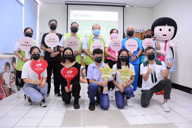 疫情影响，社福机关受助资源减少，家扶中心今有长期资助单位以及受支助的学生现身说法，盼社会大眾继续支持。（王志伟摄）