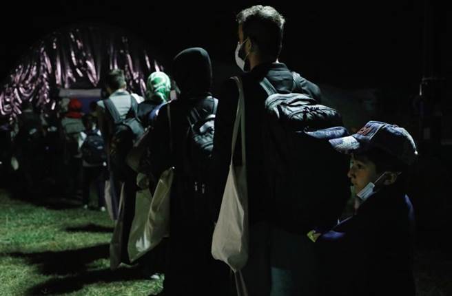 英國今天指出，已從阿富汗撤離1萬3000多人；首相強生（Boris Johnson）表示，在喀布爾（Kabul）機場附近發生炸彈攻擊後，英國政府仍將進行撤離任務。(圖/路透社)