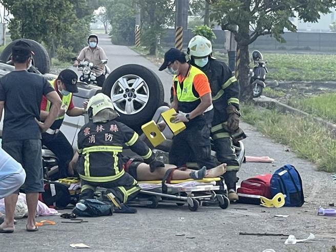 女老师驾驶的休旅车翻覆，2名学生伤重死亡。（民眾提供）
