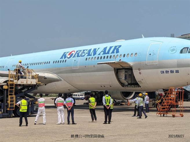 第六批自购AstraZeneca COVID-19疫苗26.5万剂已于今(27)日上午抵达台湾，完成通关程序后，运送至指定冷储物流中心进行后续检验封缄作业。（桃机公司物业开发处提供）