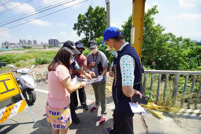 台中市議員吳瓊華（左）邀集相關單位會勘，討論烏日區前竹區段徵收的光竹橋拓寬問題。（林欣儀攝）