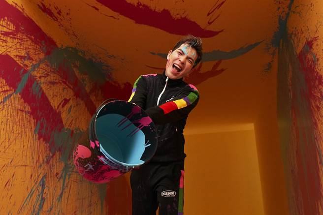 蕭敬騰在新歌MV中展現不受拘束、擺脫束縛的一面。（華納音樂提供）