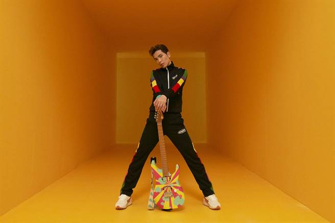 蕭敬騰在新歌MV中展現不受拘束、擺脫束縛的一面。（華納音樂提供）