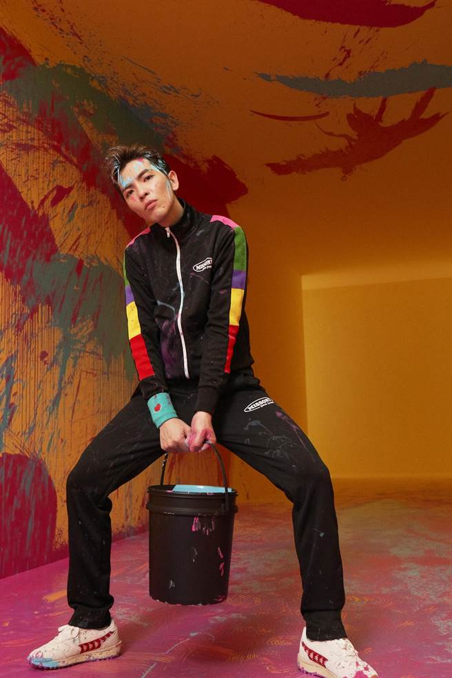 蕭敬騰在新歌MV中展現不受拘束、擺脫束縛的一面。（華納音樂提供）