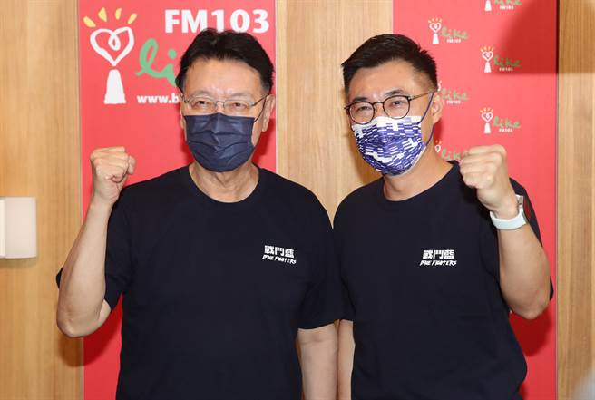 国民党主席江启27日接受「赵少康观点」专访，访问结束后两人同穿战斗蓝的T恤接受媒体访问，同比战斗的手势。（郑任南摄）