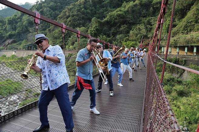 新寶島康樂隊的新專輯《剪剪花》將於本月底發行。（新樂園製作提供）