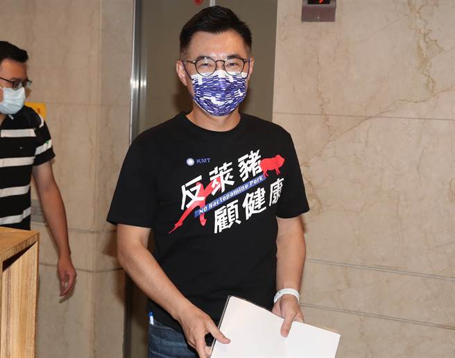 国民党主席江启27日接受「赵少康观点」专访，穿着反莱猪的T恤走进电台。（郑任南摄）