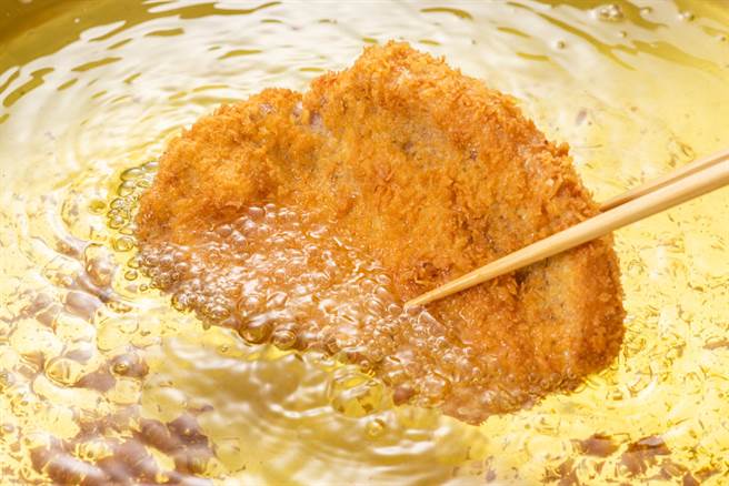 台灣街頭炸雞排攤隨處可見，唯獨炸豬排卻只能在餐廳或便當店才吃得到。（示意圖／達志影像）