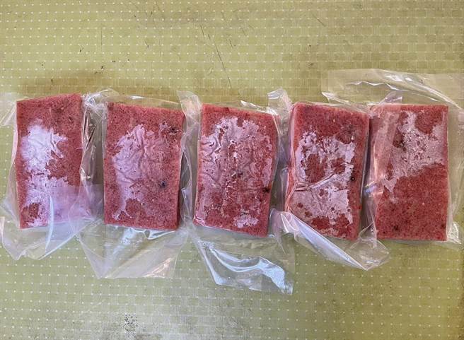 移民署南區事務大隊台東縣專勤隊26日在台東市區越南小吃店查獲5包來路不明、重量達1.64公斤的越南火腿。（移民署南區事務大隊台東縣專勤隊提供／蔡旻妤台東報導）