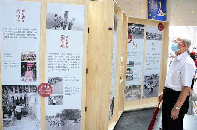 客委會27日起在六堆文化園區推出「行過」六堆客庄人文影像特展，不少民眾站在黑白照片前靜靜看得入神。（林和生攝）