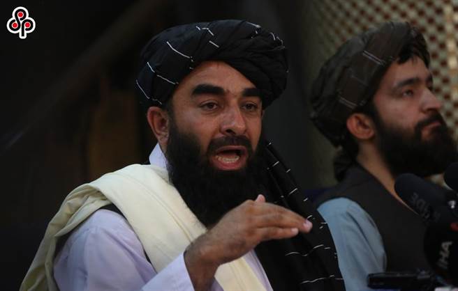 名家观点塔利班专题之一》刘中民：谜一般的2.0版塔利班。图为8月18日阿富汗塔利班发言人扎比乌拉•穆贾希德（左）举行首次记者会表示，塔利班计画组建一个包容性政府。（新华社）