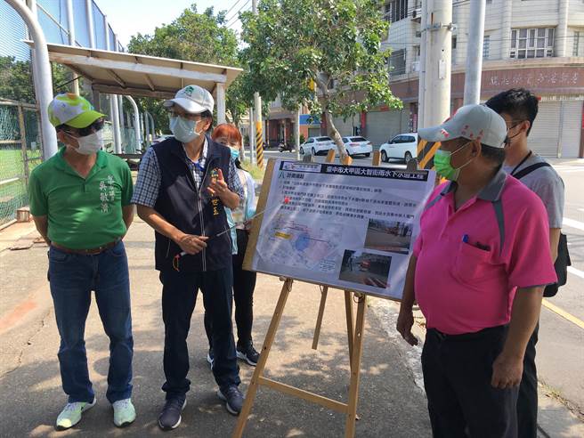 台中市水利局举办大甲外埔易淹水地区施作雨水下水道工程说明会。（王文吉）