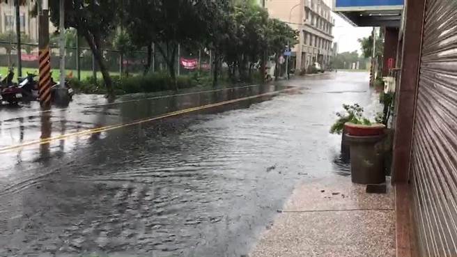 台中市外埔区六分路消防分队附近及中山路一带，因低洼及排水不良而经常淹水。（本报资料照片）