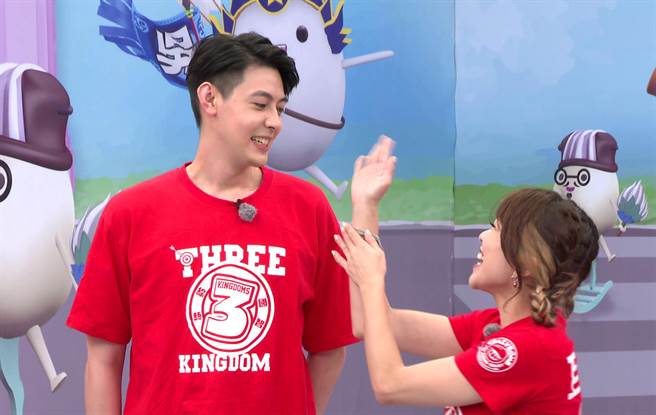 Teddy和小優在節目上打打鬧鬧。（台視提供）