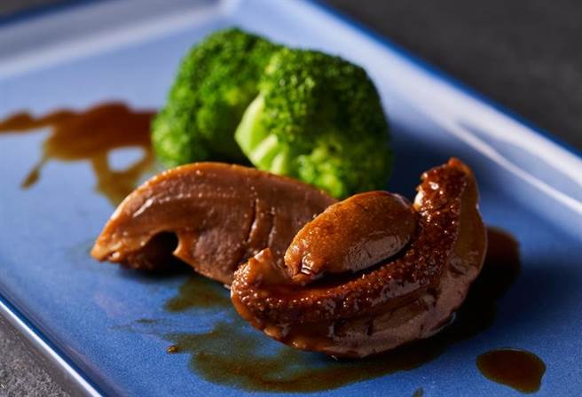 台北101「捌伍添第」主打「溏心吉品鮑魚（24頭）」。（台北101提供）