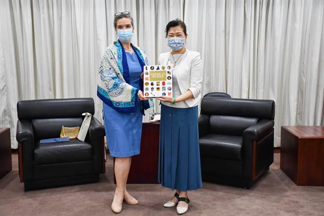 AIT處長孫曉雅拜會經濟部長王美花，雙方針對透過經濟繁榮夥伴對話所達成的進展、美台供應鏈合作、能源安全、女性創業學院等議題交換意見。（取自AIT臉書）