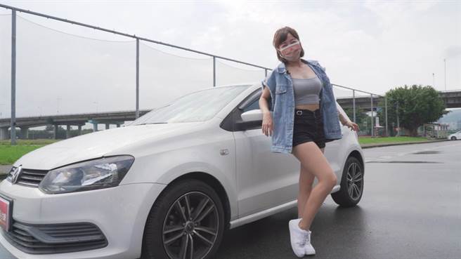 啦啦队女神篮篮自驾新买爱车，受邀参与《地球黄金线 网路版》节目录影。（TVBS提供）