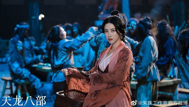 朱珠在负评排山倒海而来的2021年版《天龙八部》中，罕见获得好评，更被誉为「最美康敏」。(图/ 摘自朱珠工作室官方微博)