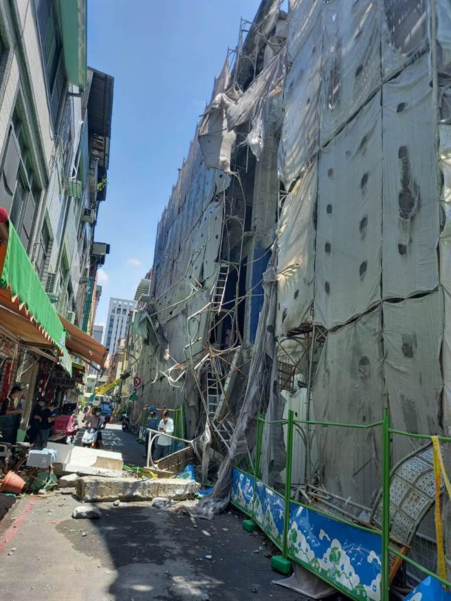 高雄新興區今日戲院舊址再發生危牆倒塌，拆除工程施工時1塊外牆石塊崩落，砸中巷內1輛機車損毀，幸未造成人員傷亡，而這也是該戲院舊址三度崩毀倒塌；市府工務局人員到場會勘後，勒令停工，機車車主要向工地負責人求償，警方也依公共危險罪查辦。(翻攝照片／劉宥廷高雄傳真)