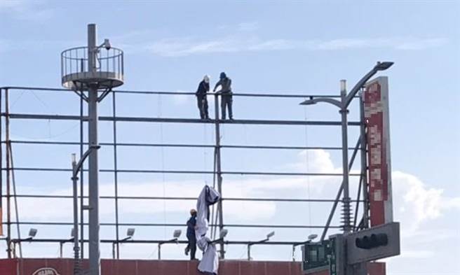 挂广告招牌作业非儿戏，高市劳工局提醒业者和劳工，施工现场要落实安全管理及交通管制措施。（高市劳工局提供／石秀华高雄传真）