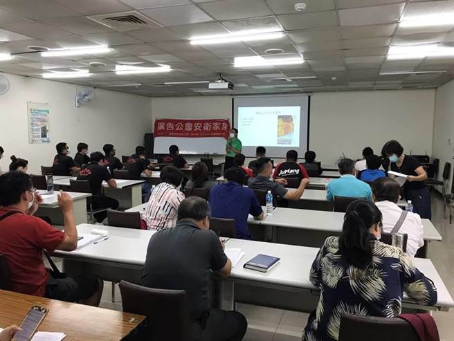 高市劳工局劳检处已开办广告招牌工程职业安全卫生宣导课程，有兴趣的业者可洽劳检处。（高市劳工局提供／石秀华高雄传真）