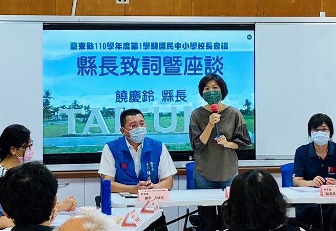 台东县长饶庆铃在27日在成功区国中小校长会议中宣布，明年起提高全国5大运动会参赛选手的每日膳杂费及住宿费。（台东县政府提供／蔡旻妤台东传真）