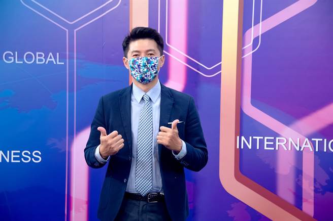 《国民大会》主持人谢曜州戴上陶子赠送的口罩开心录影。（TVBS提供）