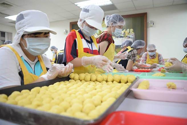 受疫情影響，今年社福機構的中秋禮盒銷量，只有往年3到5成不等。（立委何欣純服務處提供／黃國峰台中傳真）