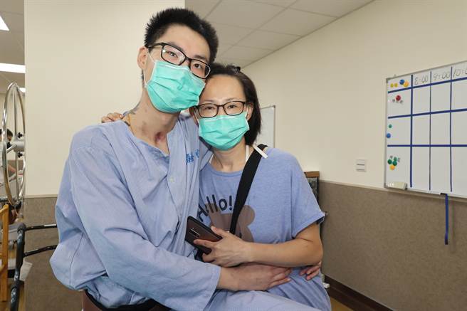 苗姓男大生车祸重伤留下脑伤后遗症，復健之路妈妈全程陪伴相随，母子情深成了他復原的最大动力。（医院提供／谢琼云彰化传真）