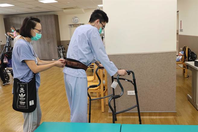 苗男入住员林市常春医院近1个月，復健计画排满满，再辅以重复经颅磁刺激，进步显着，已能自行站立行走。（医院提供／谢琼云彰化传真）