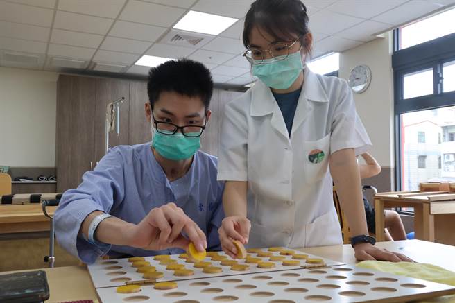 苗男骑机车发生严重车祸事故，鬼门关前走一遭，在常春医院治疗师、护理师协助下，进行语言治疗、职能治疗、物理治疗等復健。（医院提供／谢琼云彰化传真）