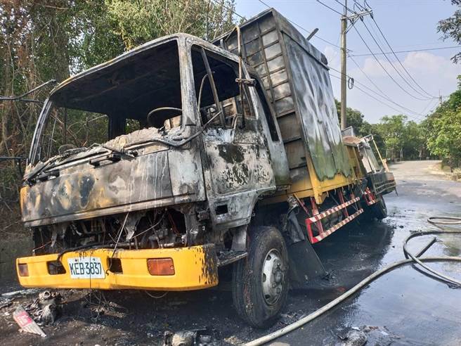 台南工程車閃車不慎卡排水溝起火燃燒。（讀者提供／劉秀芬台南傳真）