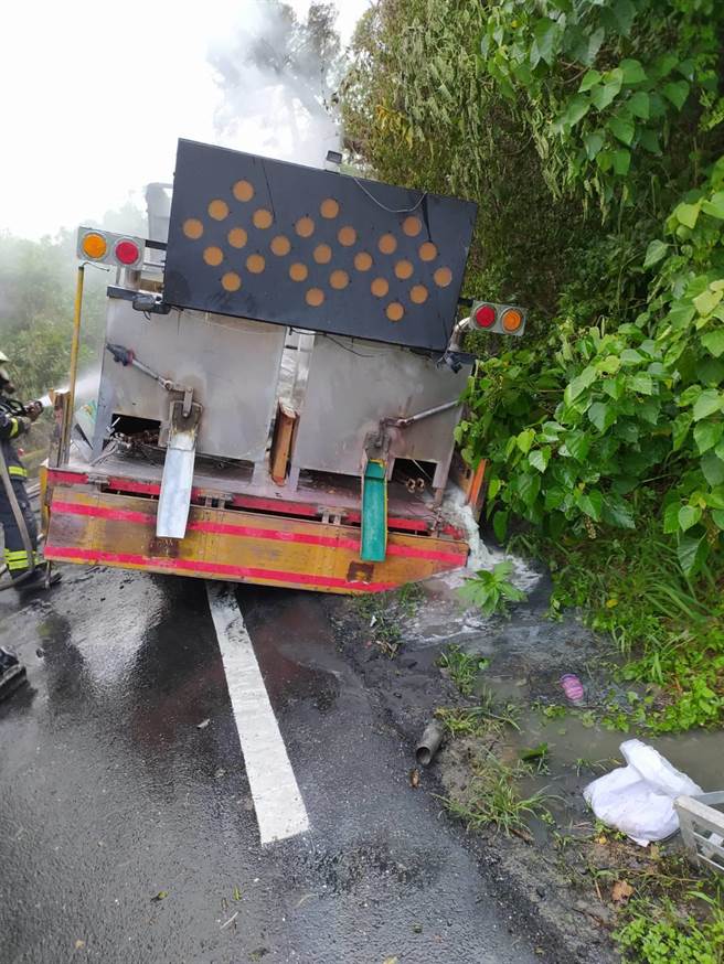 台南工程車閃車不慎卡排水溝起火燃燒。（讀者提供／劉秀芬台南傳真）
