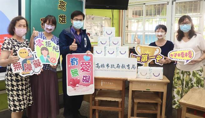 高巿府教育局長謝文斌（中）27日到五甲國中致贈教師透明口罩。（教育局提供／曹明正高雄傳真）