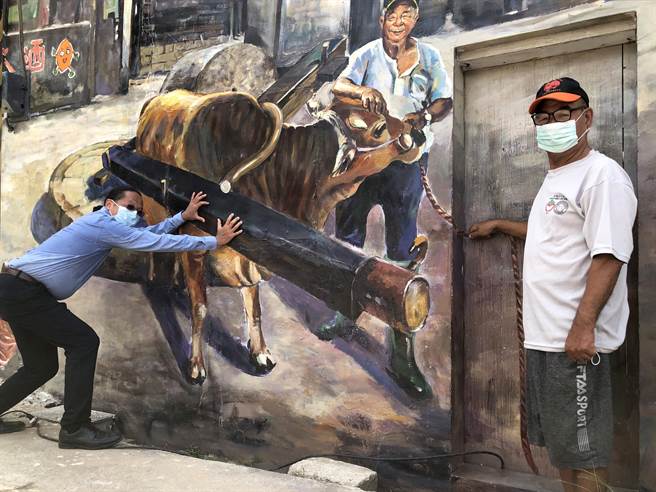 金门何厝的故事墙洋溢人文内涵，成为游客打卡新景点。左为作者金门县首届艺术家邹佳哲。（李金生摄）