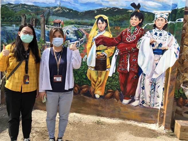 金门何厝曾有金门东半岛第一街，故事墙洋溢人文内涵，成为游客打卡新景点。（李金生摄）