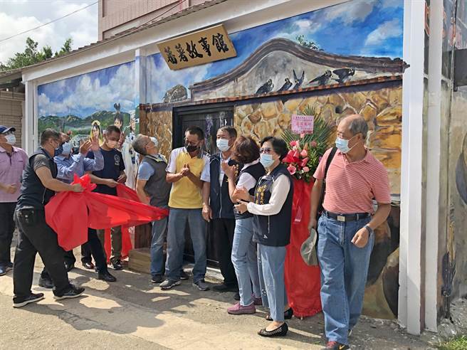 何厝的人文底蕴丰厚多样，番薯故事馆今天在乡亲见证下揭幕。（李金生摄）
