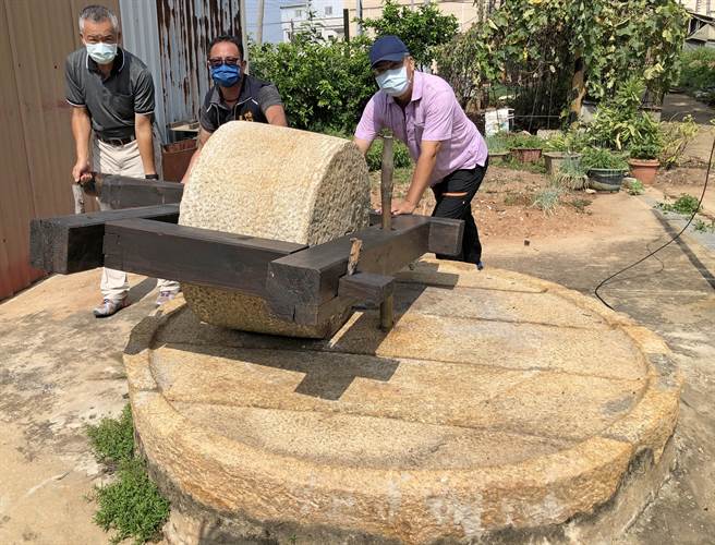 石轮低沈的滚动声在何厝再响来，提供游客走入传统聚落的新体验。（李金生摄）