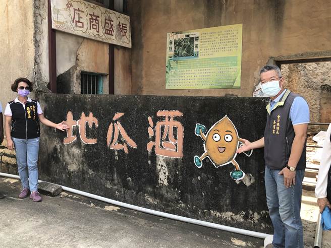 何厝老街的店舖述说着那曾经属于它的尘封往事。（李金生摄）