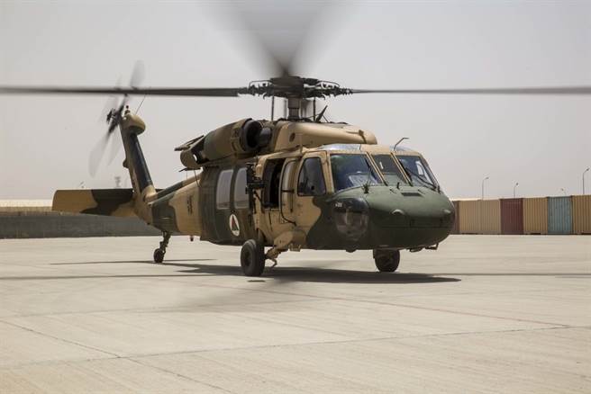 塔利班拍影片炫耀缴获的黑鹰直升机，却遭不少网友嘲笑可能不懂怎么起飞。图为阿富汗空军UH-60A。（图／DVIDS）