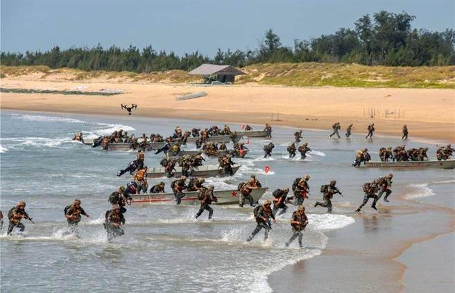 解放军东部战区展示第73集团军在大陆东南某海域抢滩登陆演练的照片。（图／微博)