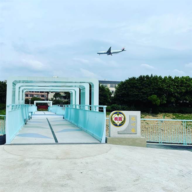 桃园市大园区航心桥因邻近机场，不时有起降班机飞过，让该桥成为拍摄班机起降的绝佳景点。（水务局提供／萧灵玺桃园传真）