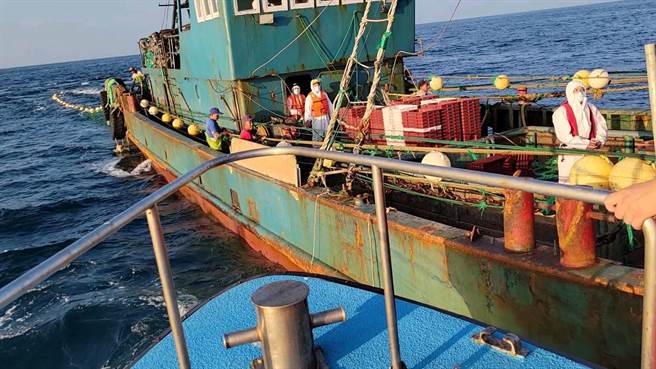 新竹海巡队在竹南海域发现两艘越界大陆渔船。（新竹海巡队提供／邱立雅苗栗传真）