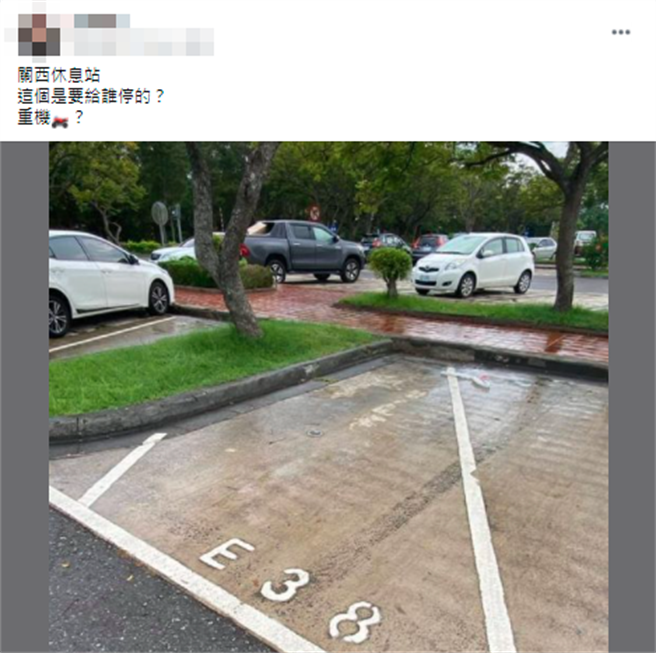 1名网友在国道关西休息站发现1处停车格呈现诡异的「5边形」，疑似因斜画停车格导致残余空间仍用作停车使用，让他笑说要怎么驶入汽车。（翻摄自脸书「爆怨公社」）